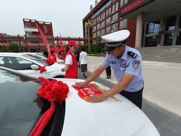 大荔公安交警全力护航高考。