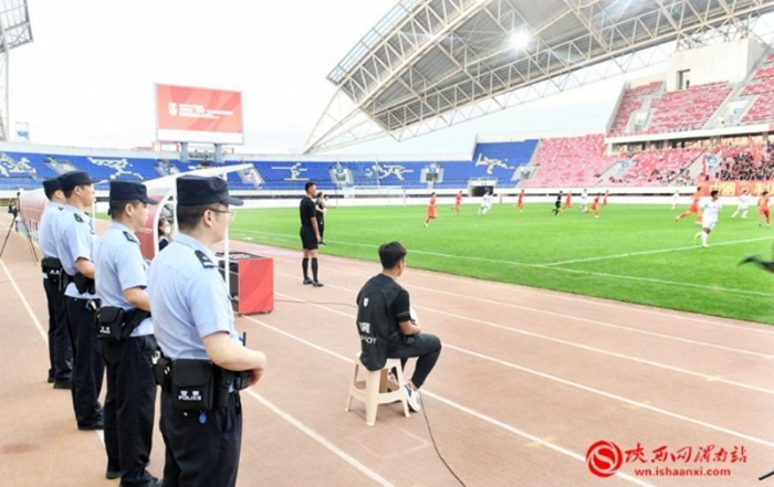 渭南公安护航“丝绸之路·华山杯”国际足球赛。