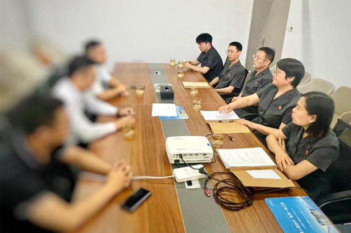 蒲城法院民二庭法官干警带着重点项目涉诉案件走进辖区内一家民营小微企业，进行调研走访。