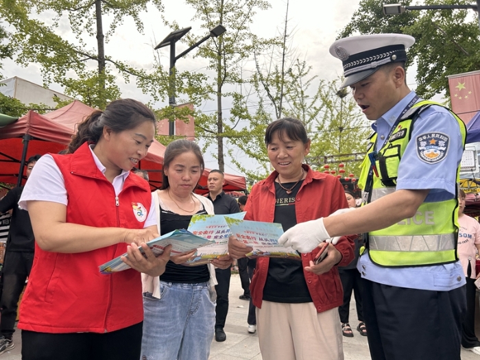 白水公安交警携手志愿者开展文明交通劝导活动。