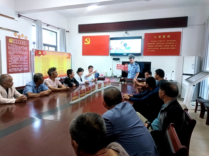 大荔公安交警交警开展夏季交通安全宣传。
