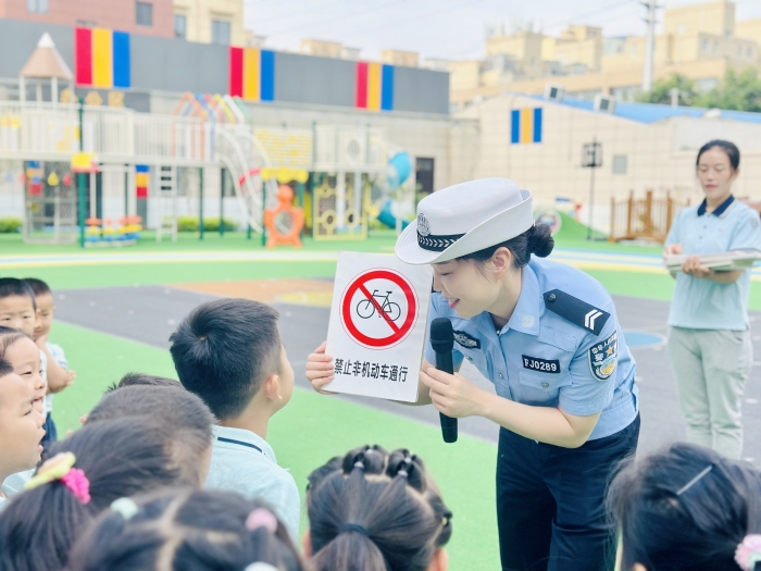大荔公安交警车管所民警走进红黄蓝幼儿园开展宣传活动。