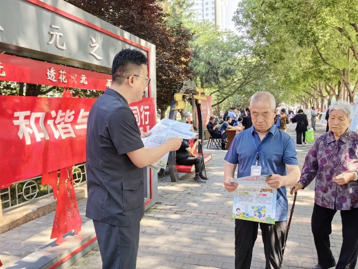 临渭区法院参加全区组织的环境日主题宣传活动。