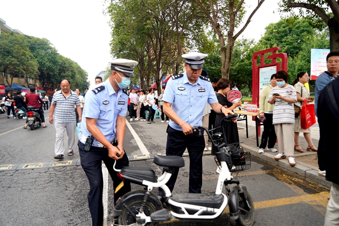 华州公安交警在重点路口维持交通秩序。