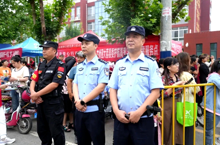 大荔公安强化考点及周边巡逻防控力度为考生护航。