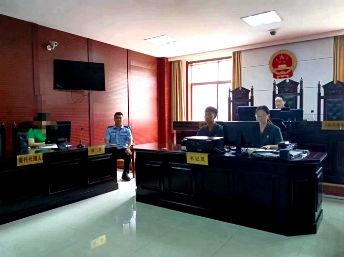 韩城法院环资庭对一起涉环资案件进行庭审观摩。