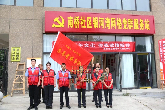 华阴法院党总支与南桥社区联合开展共驻共建活动。