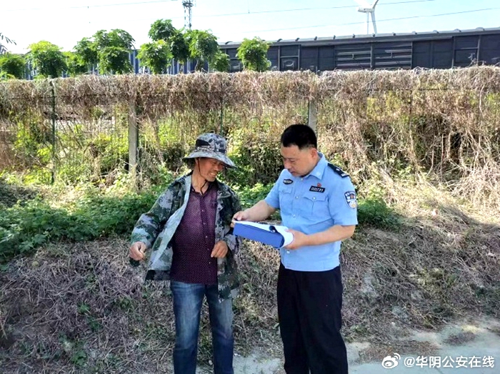 华阴民警深入田间地头向辖区群众宣传安全知识。