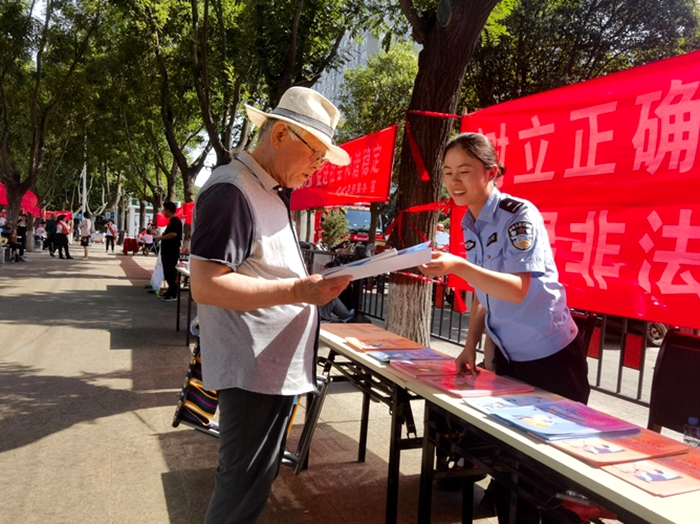 澄城县公安局经侦大队开展防范非法集资集中宣传活动。