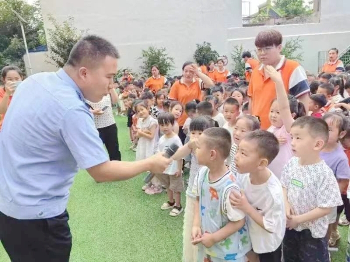 潼关县公安局城关派出深入辖区内城北幼儿园进行消防知识安全宣传。