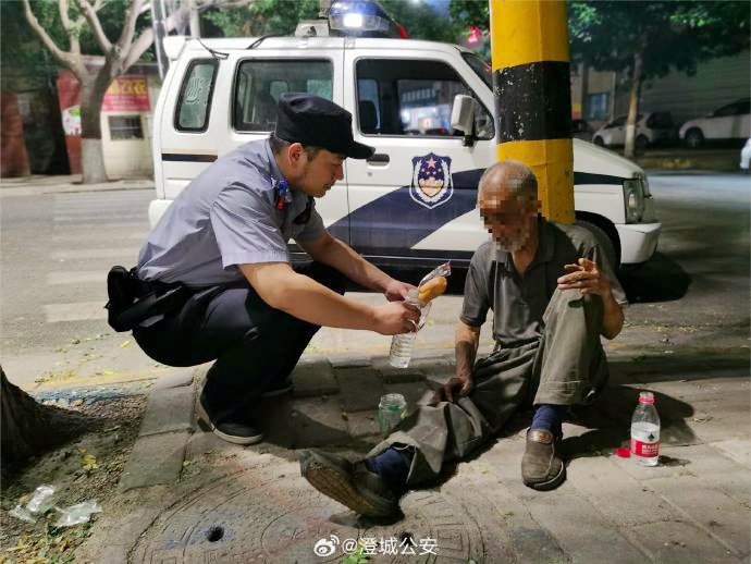 澄城公安民警深夜救助走失老人.