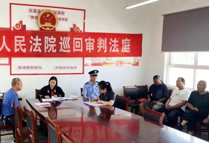 大荔县人民法院主动将法庭搬到被申请人亲属所在村委会进行审理。