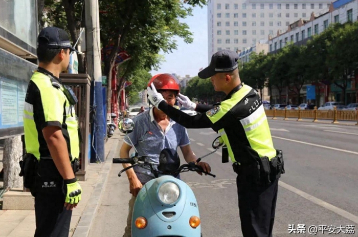 大荔公安交警无畏“烤”验守平安。
