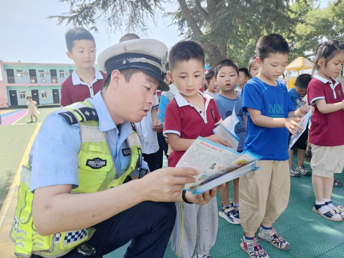 华州公安交警赤水中队民警深入辖区新丽幼儿园开展暑期交通安全宣传活动。