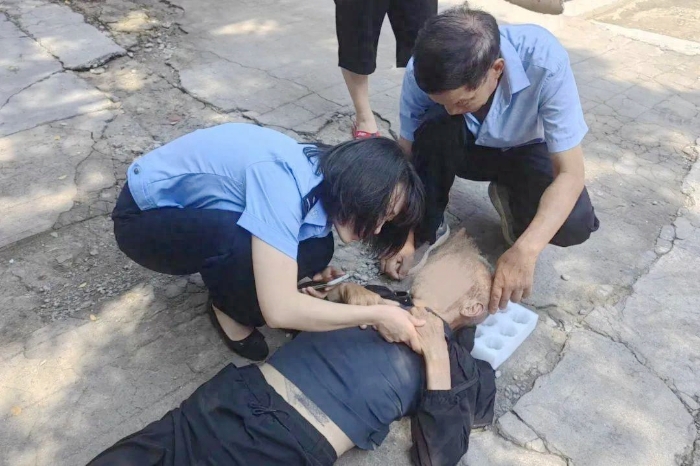 华州民警紧急救助晕倒老人。