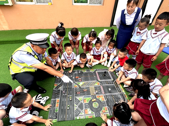 白水公安交警走进幼儿园开展交通安全宣传活动。