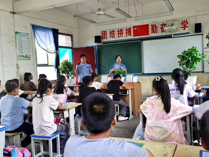 富平县人民检察院联合县公安局共同走进美原镇仁张小学讲授禁毒普法教育课。