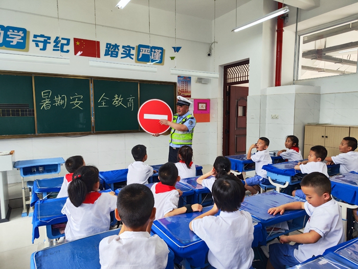 渭南高新交警进学校开展暑期交通安全宣传。