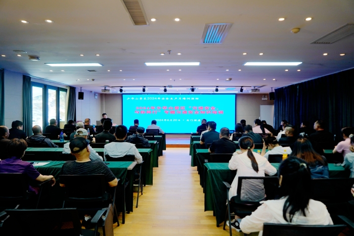 华州交警走进辖区少华山文化旅游有限公司开展“交通安全  与你同行”交通安全宣传活动。