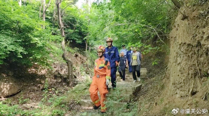 潼关警民消防联合13小时成功搜救爬山迷路老人.