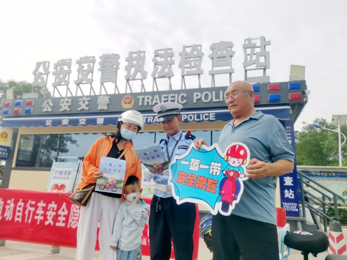蒲城公安交警开展电动车专项整治.