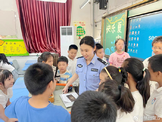华州公安深入辖区学校开展法治安全知识讲座进课堂活动。