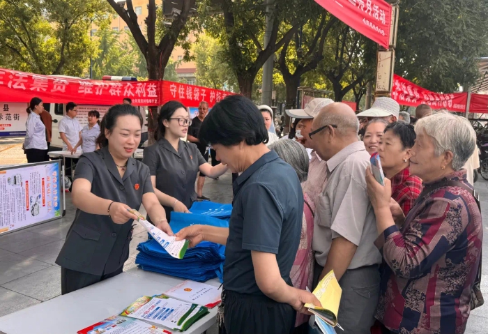 合阳法院开展防范非法集资集中宣传活动。