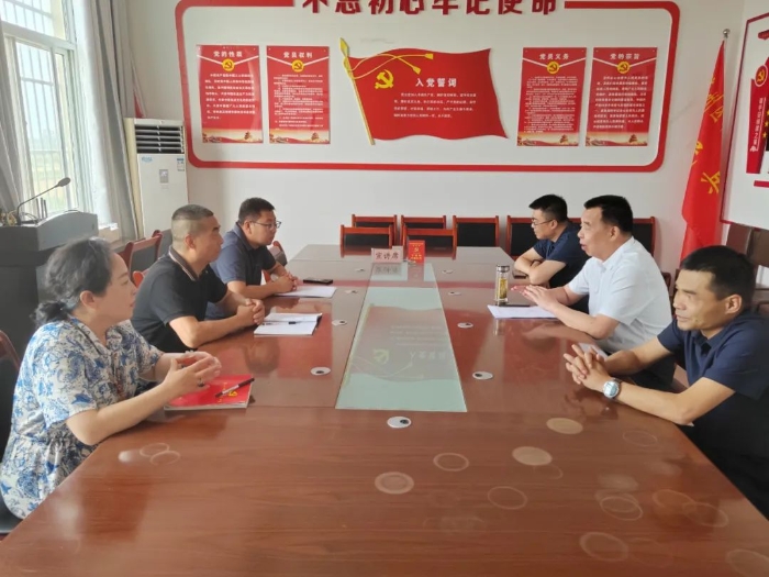 华州区人民检察院党组书记、检察长雷永强深入包联村（社区）调研指导工作。