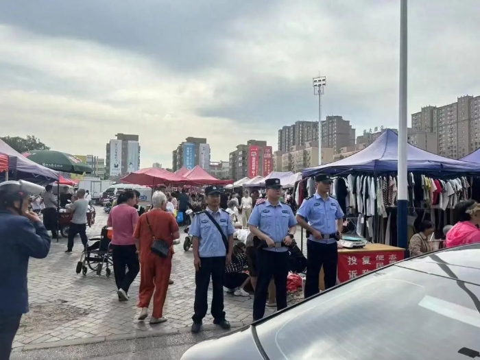 蒲城巡特警在人员密集场所巡逻。