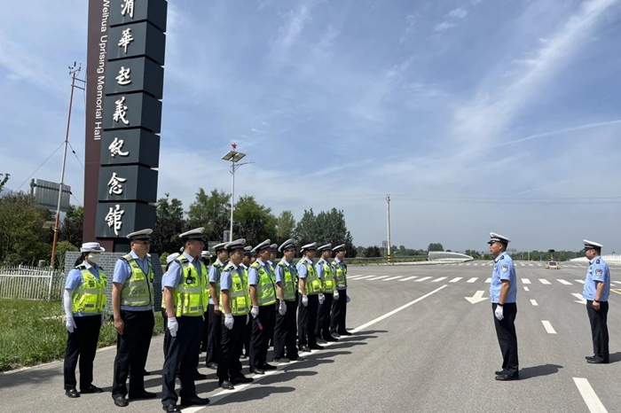 华州公安交警开展三轮车违法载人专项整治行动。