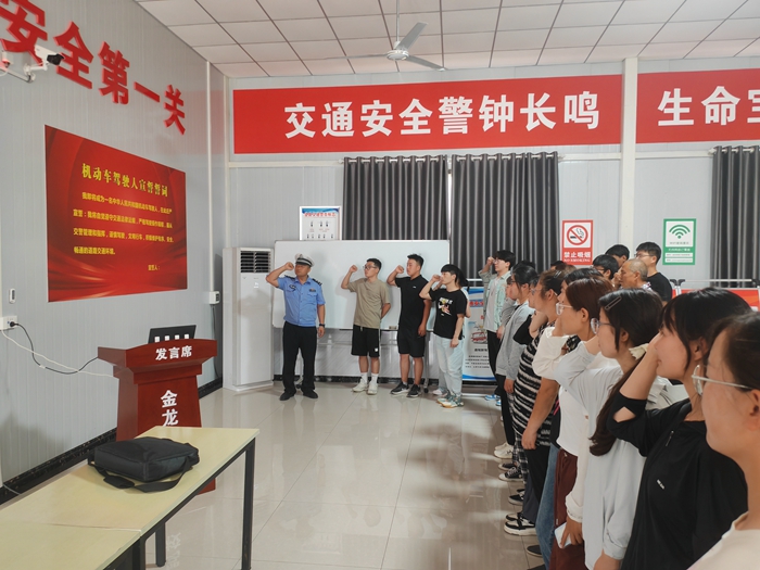 大荔公安交警进驾校开展交通安全宣传活动。