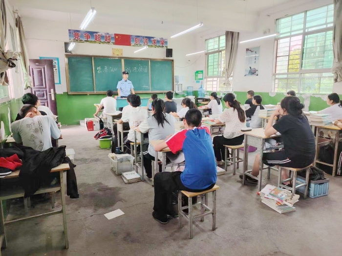 澄城县公安局交道派出所深入辖区交道镇中学开展禁毒宣传进校园活动。