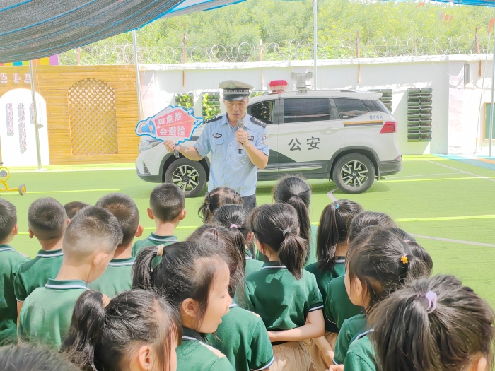 大荔公安交警暑期前夕走进福安幼儿园开展暑期交通安全宣传教育活动。