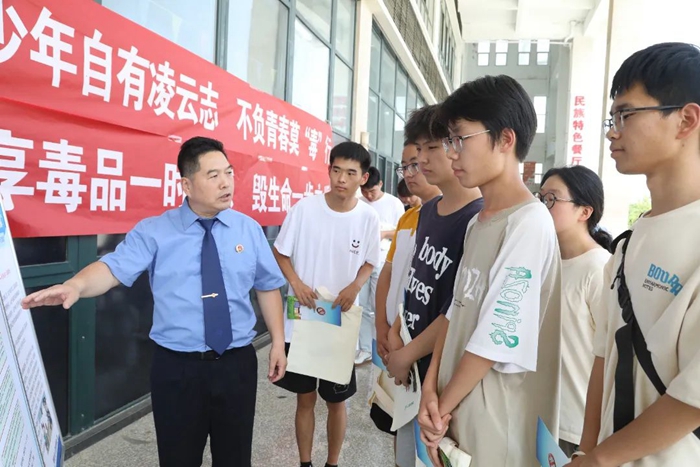 渭南市检察院干警走进陕西铁路工程职业技术学院开展禁毒宣传教育活动。