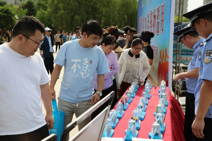 华阴市举行“6·26”国际禁毒日主题宣传活动。