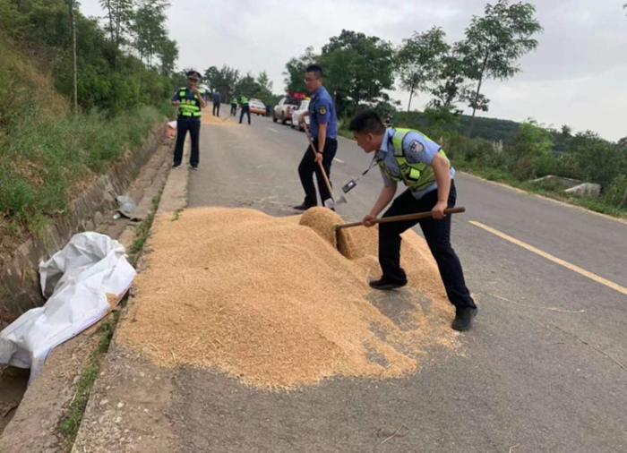 临渭交警开展公路晒粮集中整治行动。