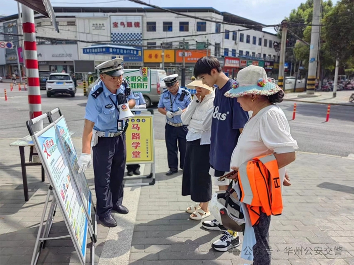 华州公安交警开展马路学堂。