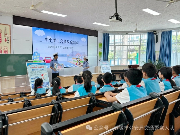 韩城交警走进辖区各校园开展暑期前交通安全宣传教育活动。