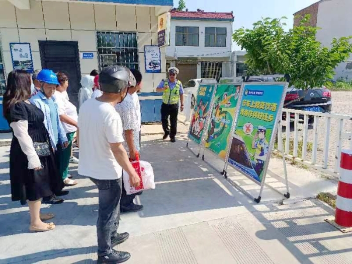 华州交警持续开展“马路学堂”交通安全宣传教育活动。