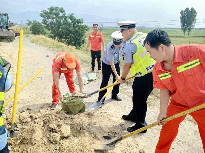 大荔公安交警联合公路部门开展防汛抢险应急演练。