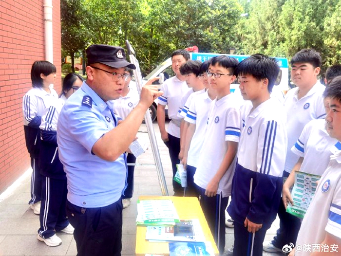 富平公安东华派出所民警走进辖区中学开展禁毒宣传活动。