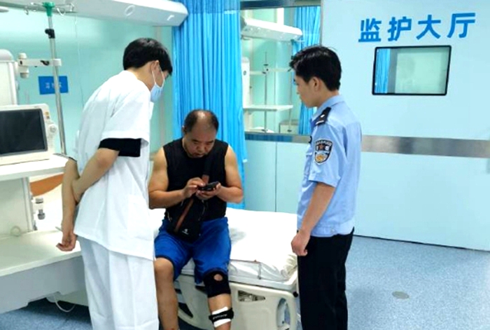 合阳民辅警护送受伤男子就医。