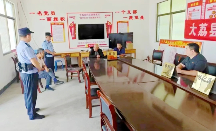 大荔法院许庄法庭巡回审判一起民间借贷纠纷案件。