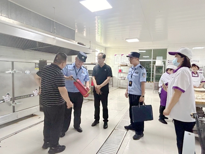 白水县公安局城关派出所到辖区中小学开展校园安全大检查。