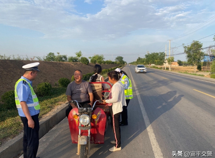 富平交警开展农村道路巡逻管控执勤执法。