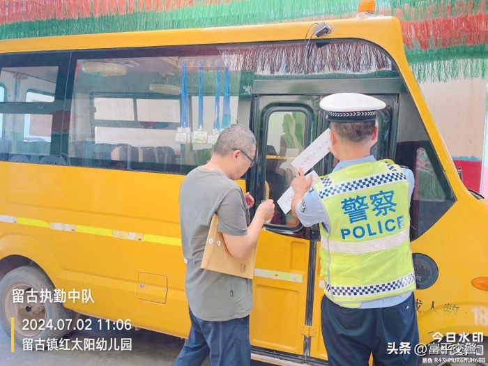 富平县公安局交警大队统一对辖区校车进行安全检查，并予以封存管理。