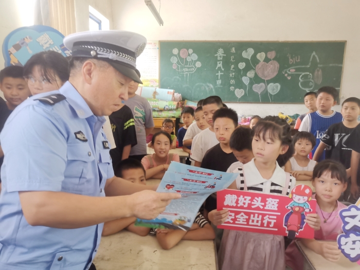 大荔公安交警深入学校开展暑期交通安全宣传教育。
