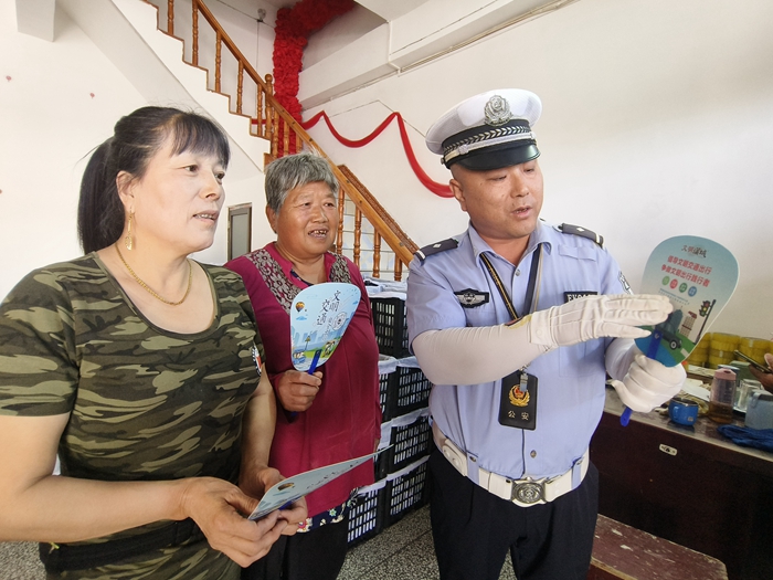 蒲城交警走进早熟梨售卖点开展道路交通安全宣传活动。