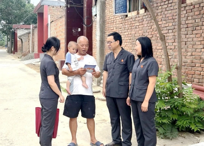 潼关法院开展政法干警下基层活动。