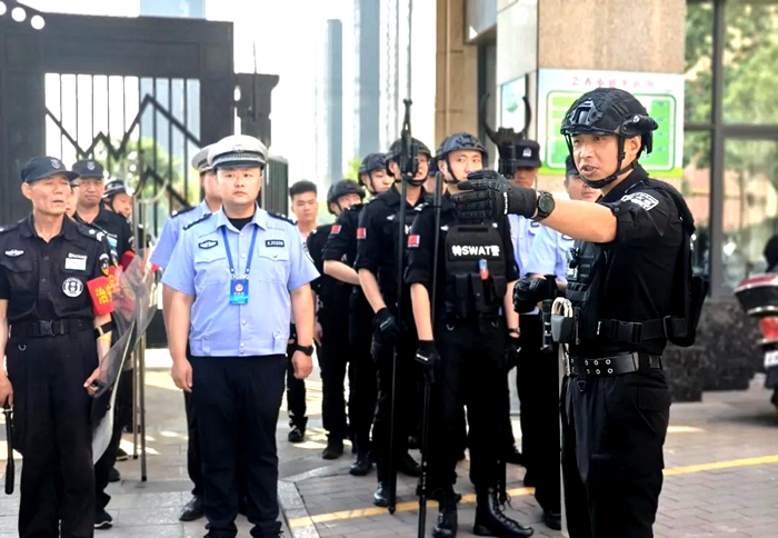 韩城公安所队联动开展警保联动应急演练。